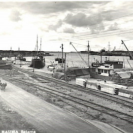 Puutavaran lastausta Rauman satamassa 1950-luvulla