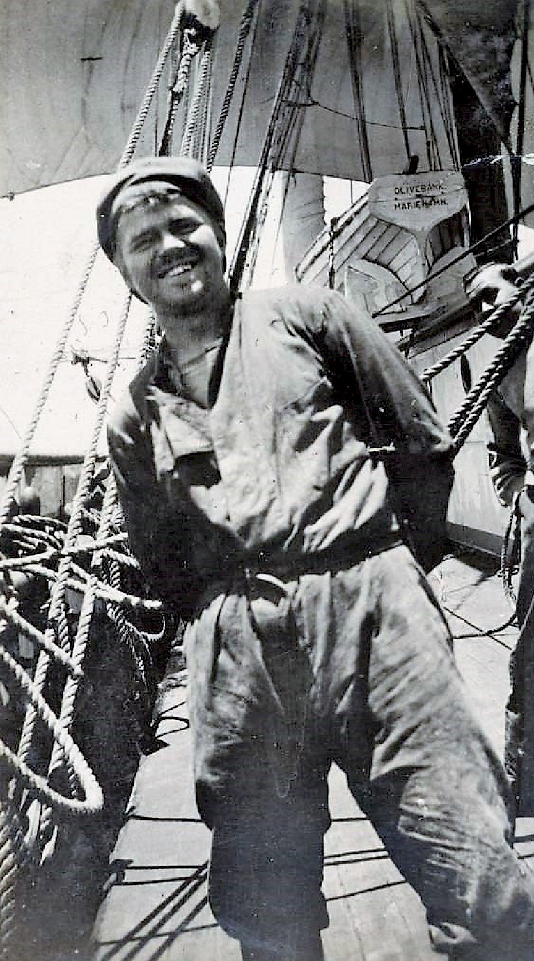 Hymyilevä merimies nelimastoparkki Olivebankin kannella