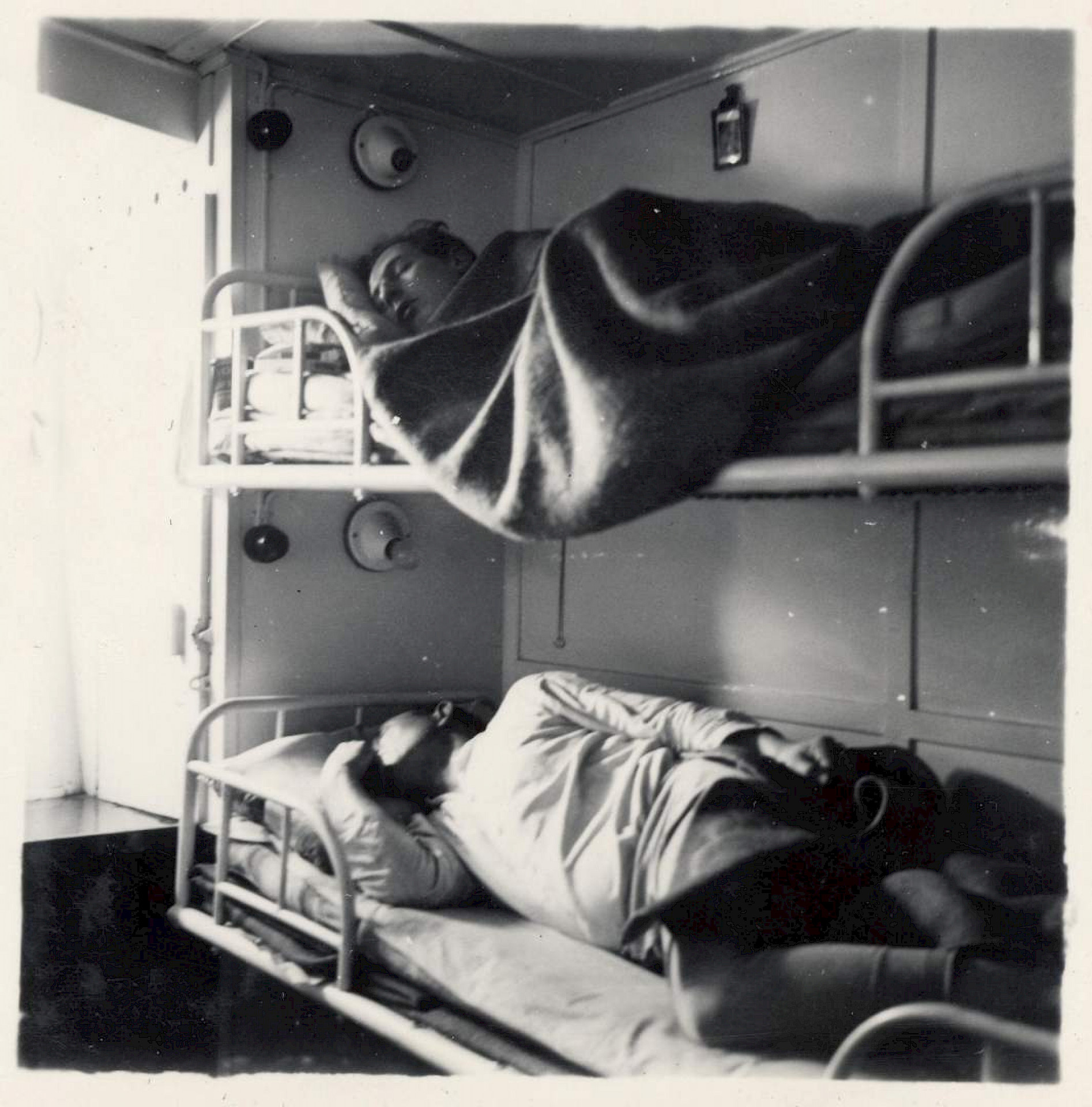Vapaavahtia vietetään nukkuen höyrylaiva Myllykosken hytin kerrossängyssä.