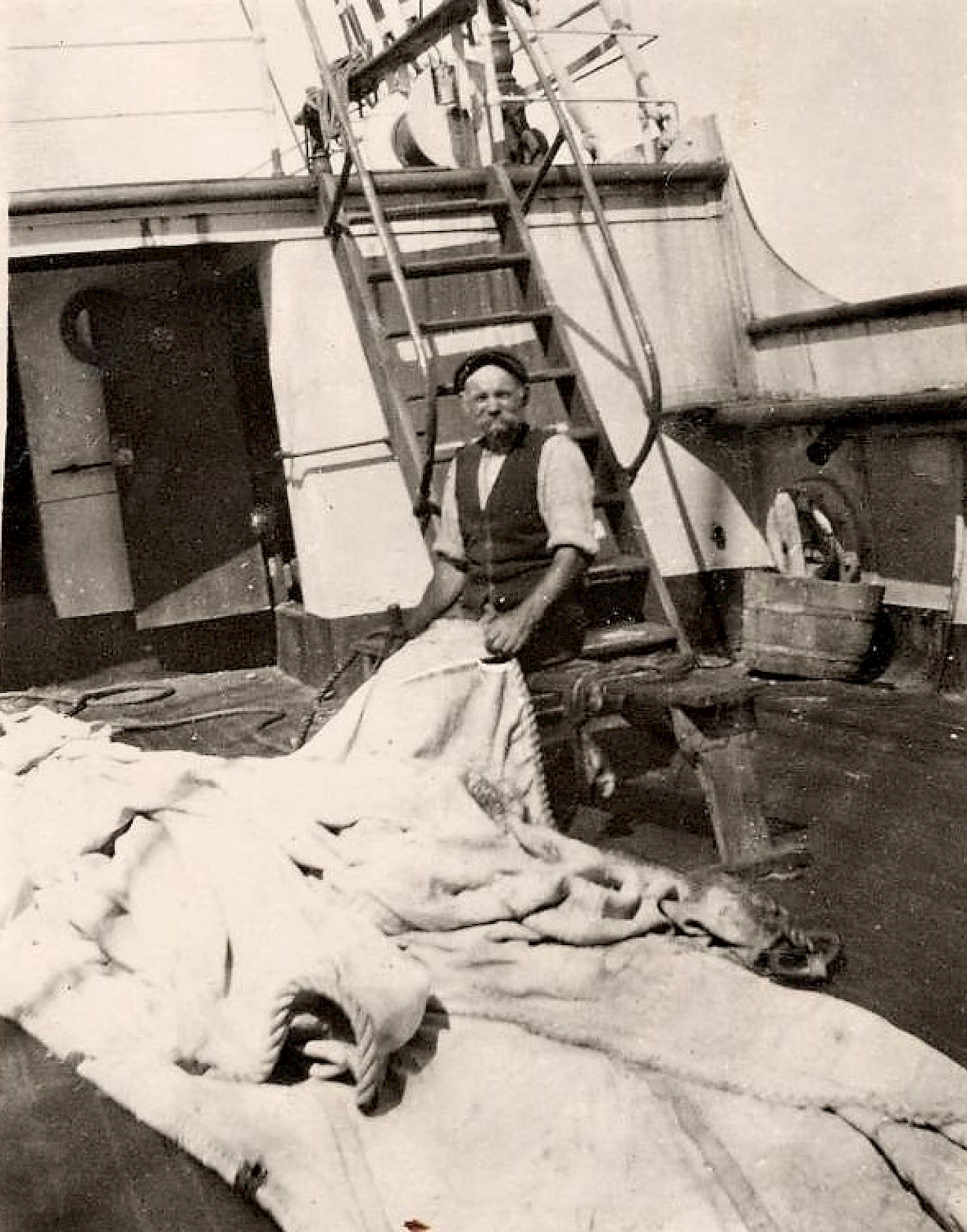 Purjeenneuloja Fredriksson kuunarilaiva Mozartilla vuonna 1928.