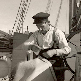Kaljaasi Oman päällikkö,  kapteeni E.Toivonen ompelee purjetta syksyllä 1939.