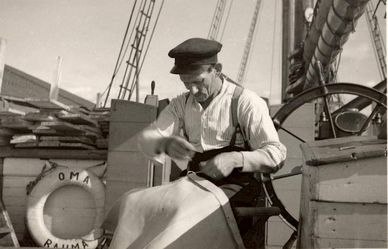 Kaljaasi Oman päällikkö,  kapteeni E.Toivonen ompelee purjetta syksyllä 1939.