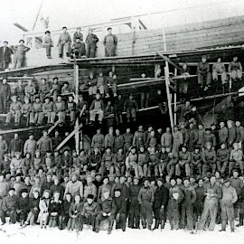 Hollmingin telakan koko henkilökunta 7.4.1946 ensimmäisen sotakorvauskuunarin edessä. RMM18502 / Laivanrakentajain ammattiosasto 192:n kokoelma.