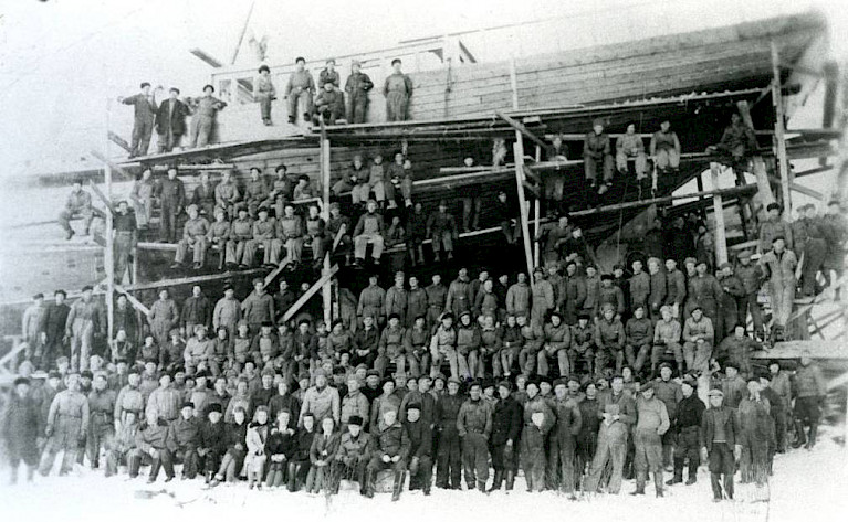 Hollmingin telakan koko henkilökunta 7.4.1946 ensimmäisen sotakorvauskuunarin edessä. RMM18502 / Laivanrakentajain ammattiosasto 192:n kokoelma.