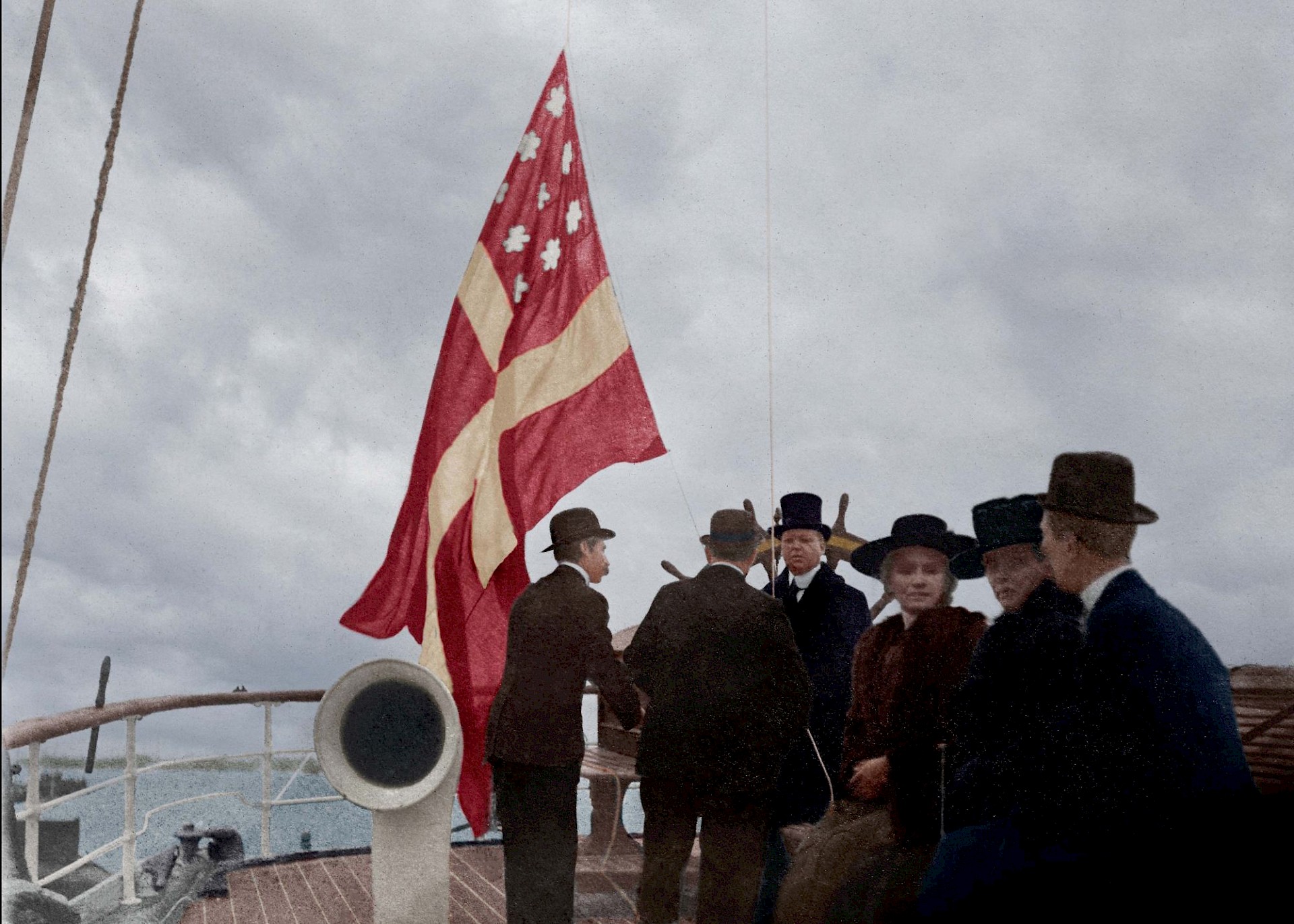 Helmikuussa 1918 merikapteeni Viktor Albert Henriksson oli Sylfid-laivansa kanssa Bordeaux’ssa. Laivalla järjestettiin juhlatilaisuus, jossa kahveliin nostettiin ensimmäisen kerran Suomen lippu. Tuolloin laivalla käytettiin lippukomitean joulukuussa 1917 esittämää kauppalippua, sillä eduskunta ei ollut vielä tehnyt lopullista päätöstä merenkulku- ja kauppalipusta. Kalle ja Jussi Aarnion kokoelma, väritys Tommi Rossi.