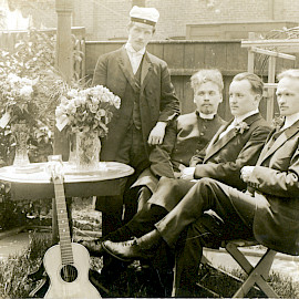 Merimiehiä Merimieskirkon pihamaalla New Yorkissa 1923