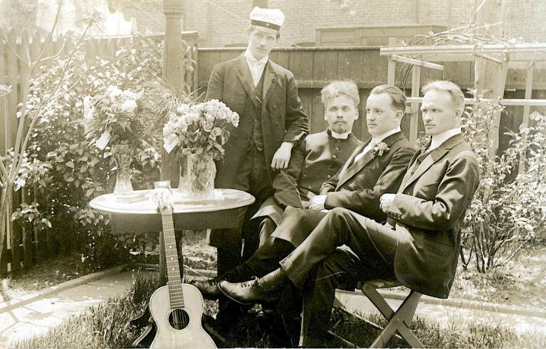 Merimiehiä Merimieskirkon pihamaalla New Yorkissa 1923